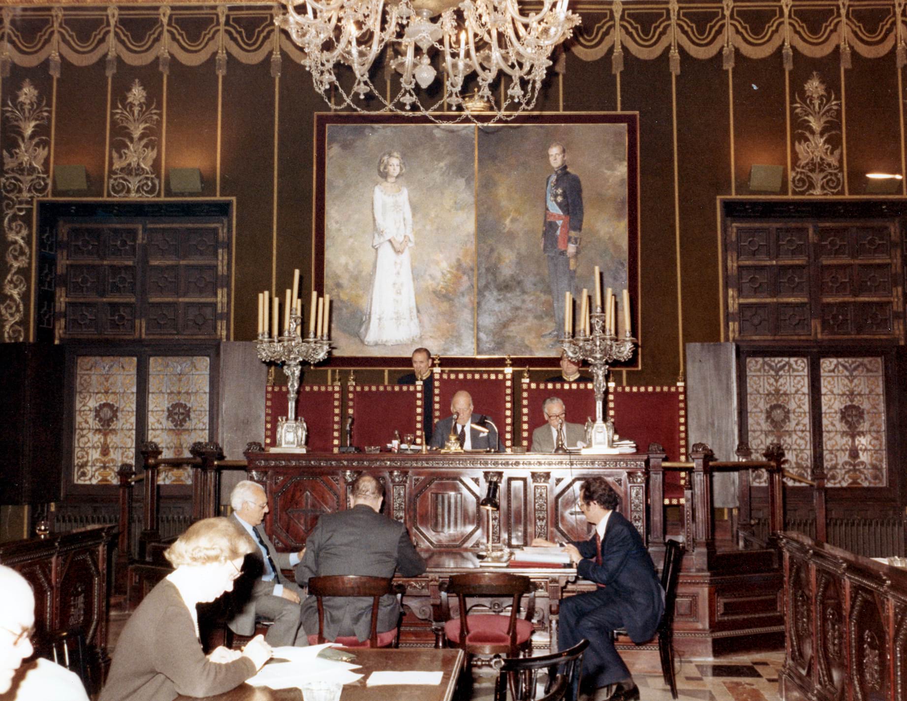 Sessió Plenària al Palau de la Diputació de Barcelona. A la taula presidencial, el president de la Generalitat, Josep Tarradellas i Lluís Sentís Anfruns, secretari general de la Diputació de Barcelona, 26/4/1978. Autoria: Eugenio. Fons Diputació de Barcelona. (CAT AGDB R33848)