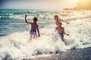 Infants corrent a la platja