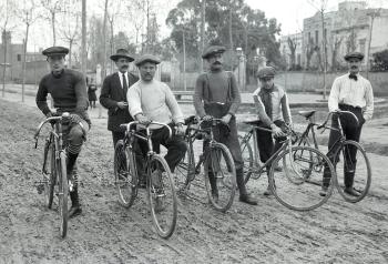 Ciclistes a Barcelona, primera meitat del segle XX. AGDB. Fons i autoria: Frederic Juandó Alegret.