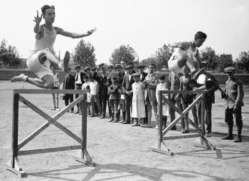 Els atletes Teodoro (Diodoro) Pons i Jaume Nin participant a la cursa de tanques als Campionats de Catalunya, organitzats per la Real Federación Atlética Catalana, 1918. AGDB. Fons i autoria: Frederic Juandó Alegret.
