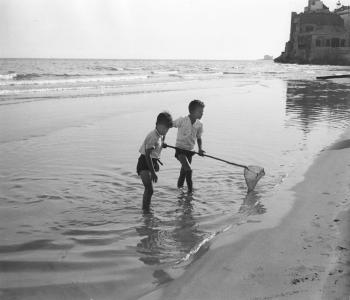 Nens jugant a la platja de Sitges, cap al 1935. AGDB. Fons i autoria: Frederic Juandó Alegret.