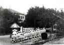 Nenes al pati de la Casa de la Caritat a Horta, Can Tarrida, c. 1910-1920. AGDB. Fons: Diputació de Barcelona. Autoria: Photo Studio Mas.