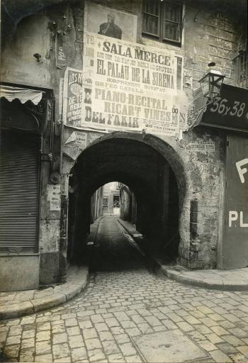Carrer de l’Arc de la Glòria, des del carrer Tapineria, 1908. AGDB. Fons: Diputació de Barcelona. Autoria: Narcís Cuyàs.
