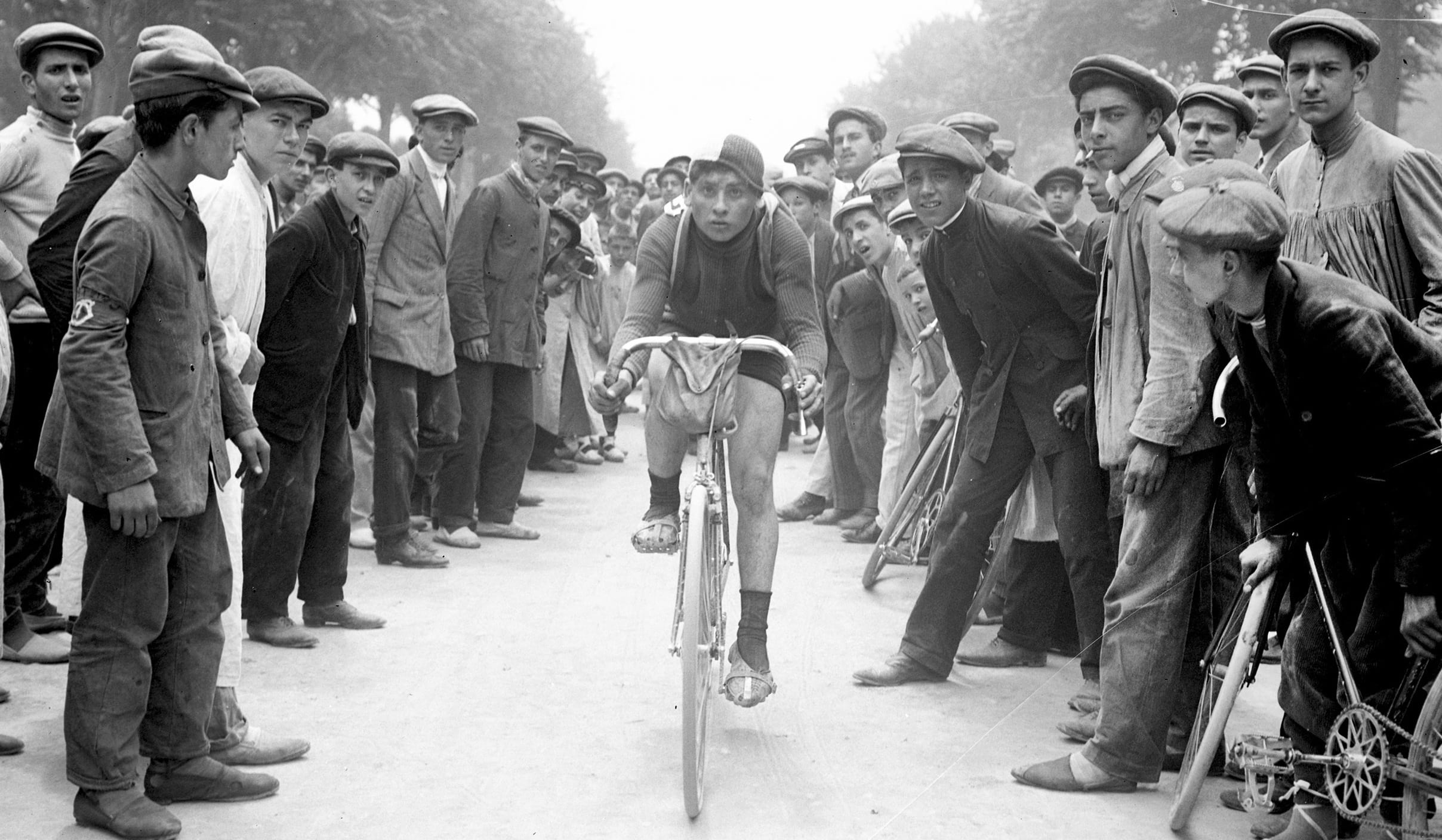 El corredor Crespo a la Copa Santin de ciclisme, 1911. Fons i autoria: Frederic Juandó Alegret. (CAT AGDB)