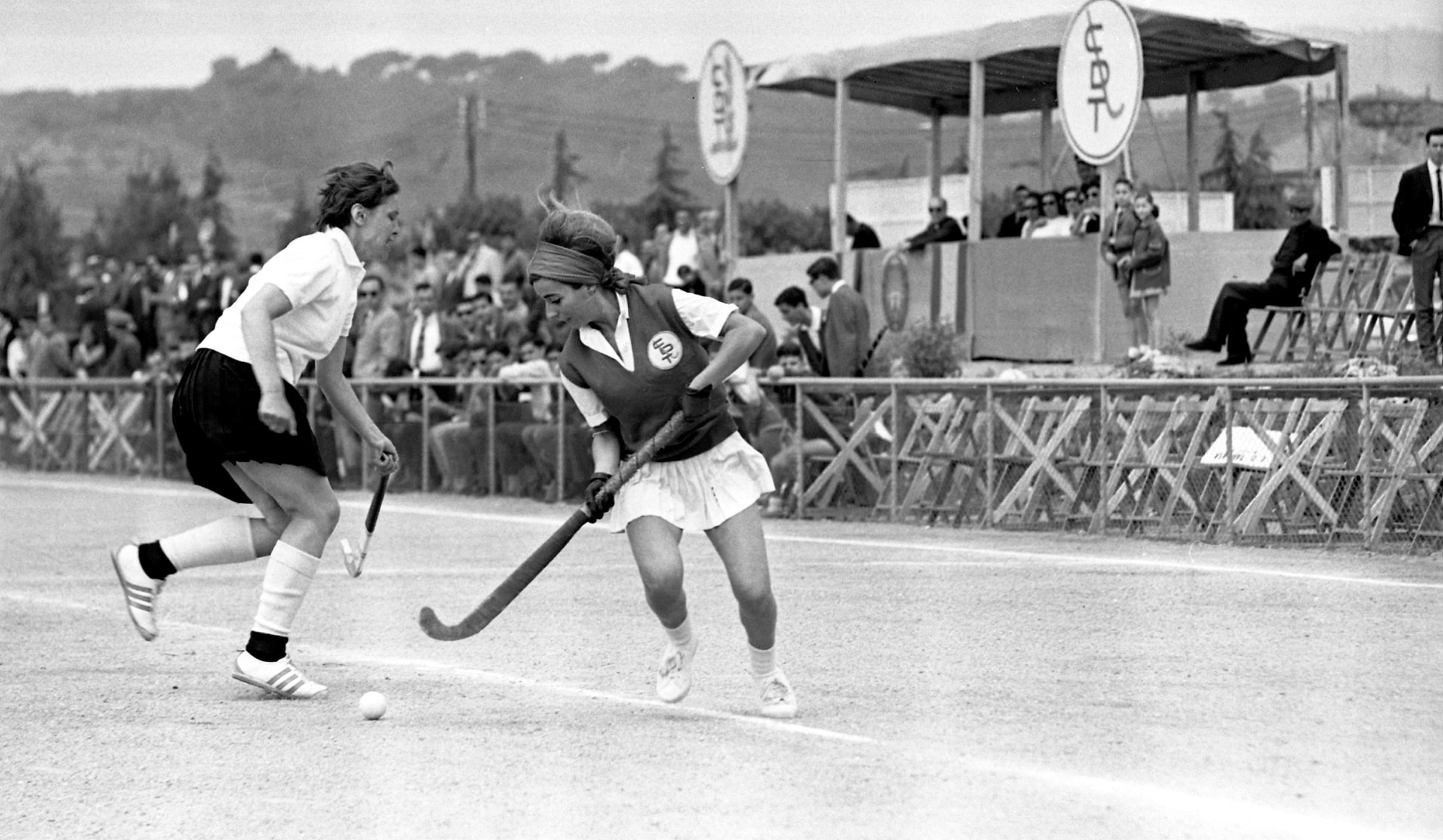 Partit d'hoquei femení, 1965. Autor: Joan Biarnés i Jornet (Fotos Biarnés). Arxiu Municipal de Terrassa