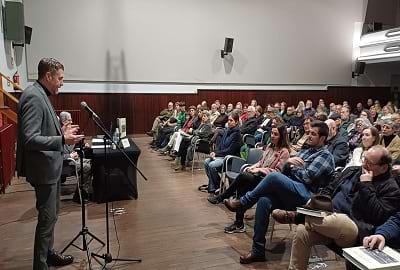 El diputat delegat de Memòria Democràtica de la Diputació de Barcelona, Jesús Naharro, dirigint-se al públic assistent El diputat delegat de Memòria Democràtica de la Diputació de Barcelona, Jesús Naharro, dirigint-se al públic assistent