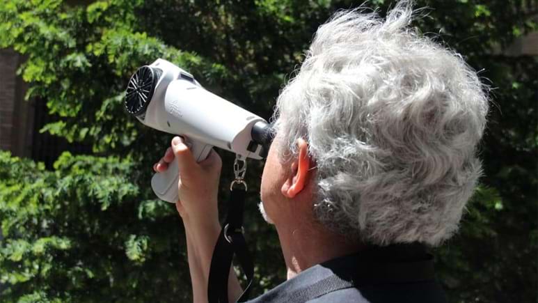 Un tècnic de la Diputació de Barcelona utilitzant l'olfactòmetre Nasal Ranger. Foto: Diputació de Barcelona Un tècnic de la Diputació de Barcelona utilitzant l'olfactòmetre Nasal Ranger. Foto: Diputació de Barcelona