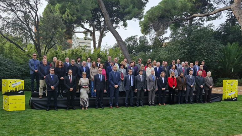 Foto de família d'autoritats i alcaldes i alcaldesses de la presentació dels 60 municipis catalans participants al Tour de França Barcelona 2026. Foto: Diputació de Barcelona