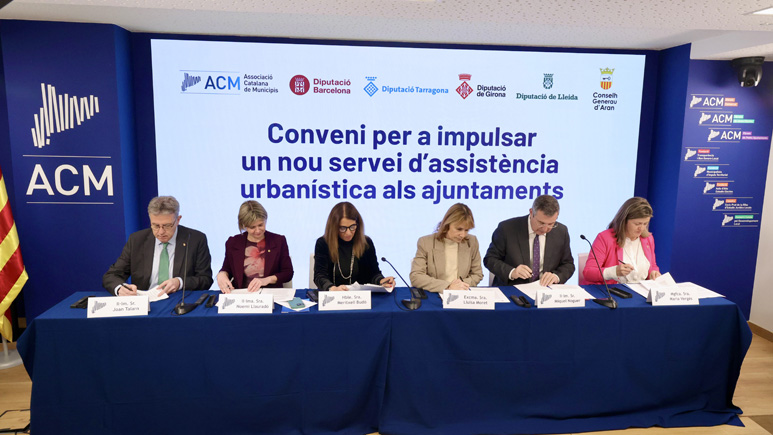 Signatura d'un conveni interadministratiu per donar més assistència urbanística als ajuntaments, impulsat per l’Associació Catalana de Municipis (ACM) i la Fundació d’Impuls del Territori (FMIT), i subscrit també per les diputacions de Barcelona, Girona, Tarragona i Lleida, i el Conselh Generau d’Aran. Foto: Òscar Ferrer / Diputació de Barcelona