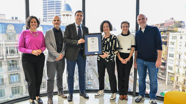 Representants de la Diputació de Barcelona rebent la certificació d’AENOR, de la Carta de serveis del Catàleg de serveis 2024-2027. Foto: Diputació de Barcelona