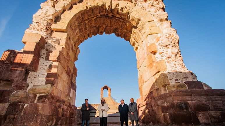 La presidenta de la Diputació de Barcelona, Luïsa Moret, ha presidit l'acte inaugural de la restauració de l’arc romà del Pont del Diable de Martorell-Castellbisbal. Foto: Sergi Ramos / Diputació de Barcelona