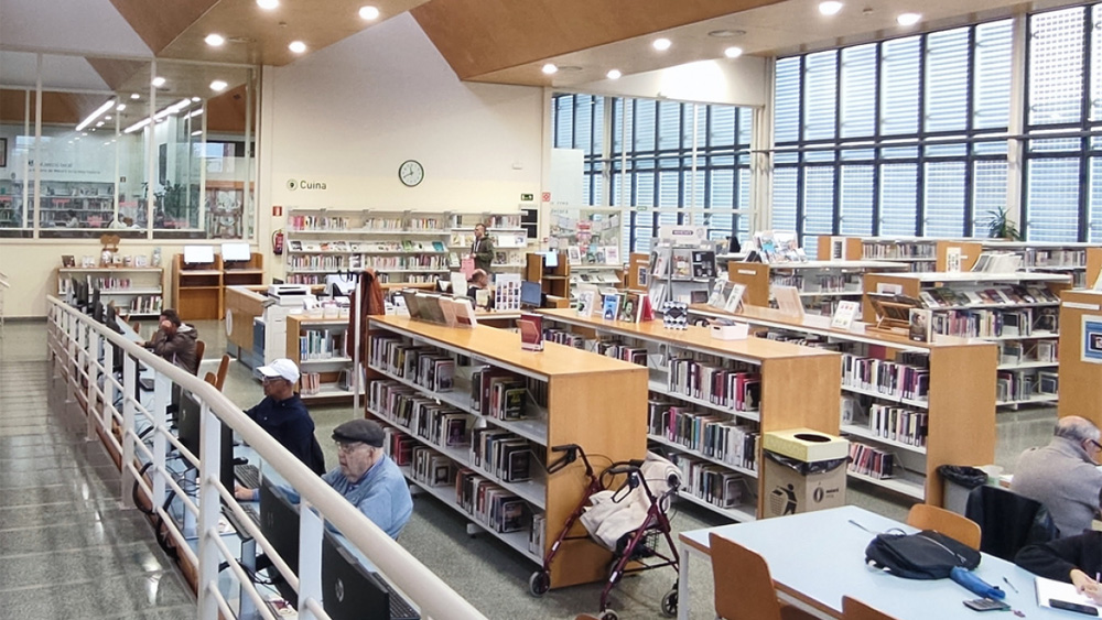 Les dades del 2025 confirmen l’elevada acceptació social del model en xarxa de les biblioteques municipals, que van registrar 17,6 milions de visites, 322.000 més que l’any anterior. Foto: Diputació de Barcelona