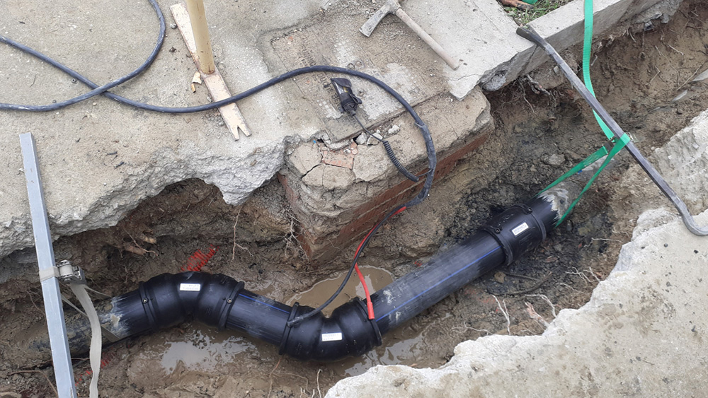 Reparació d'una canonada de la xarxa d'abastament d'aigua