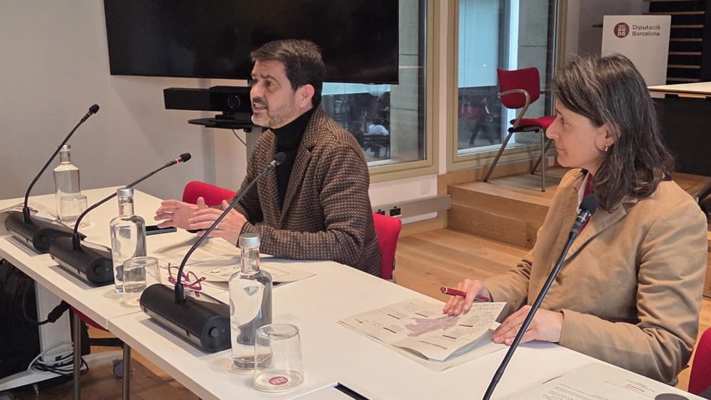 El vicepresident quart, Marc Castells, i la tècnica responsable del cicle de l’aigua, Laura Guerrero, durant la presentació dels resultats de la campanya de detecció de fuites d'aigua. Foto: Edgar Mata Roca/ Diputació de Barcelona El vicepresident quart, Marc Castells, i la tècnica responsable del cicle de l’aigua, Laura Guerrero, durant la presentació dels resultats de la campanya de detecció de fuites d'aigua. Foto: Edgar Mata Roca/ Diputació de Barcelona