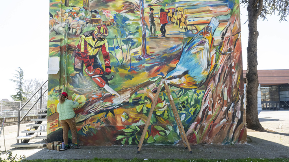 Mural 'A bosc', creat per l'artista Lily Brick, en un mur de la ciutat de Vic. Foto: Eva Freixa / Diputació de Barcelona