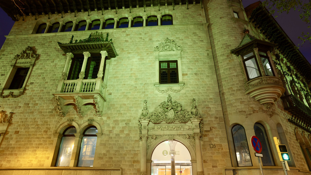 Edifici de Can Serra, seu central de la Diputació de Barcelona, il·luminat de color groc per celebrar el compte enrere dels 100 dies per a l’inici del Tour de França 2026. Foto: Xavier Subias / Diputació de Barcelona