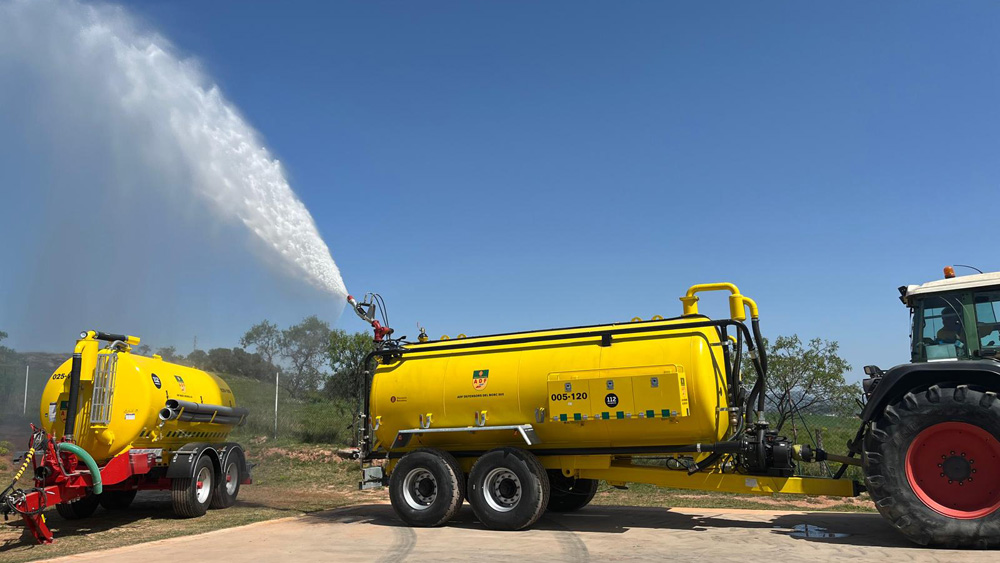 Únic camió cisterna que hi ha a Catalunya, per a les ADF, que té una capacitat de 16.000 litres d’aigua i que compta amb el suport de la Diputació de Barcelona. Foto: Diputació de Barcelona
