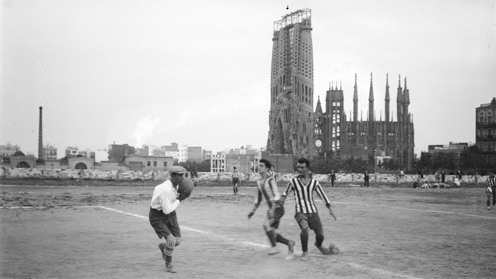 Partit de futbol entre una selecció del FC Barcelona i el CE Europa a l'antic camp de l'Europa de la Sagrada Família (1917). Foto: Frederic Juandó Alegret / Diputació de Barcelona