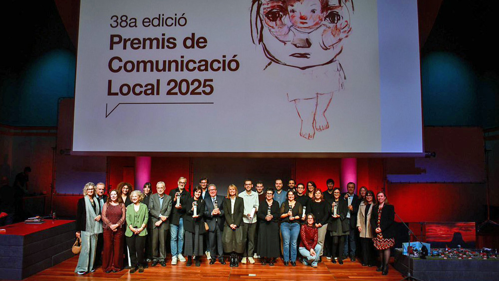 Representants del projectes guardonats en l'edició dels Premis de Comunicació Local de 2025. Foto: Sergi Ramos / Diputació de Barcelona