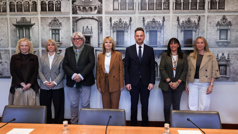 La Diputació de Barcelona i Aigües de Barcelona han signat a Can Serra, seu de la corporació, un conveni de col·laboració amb els ajuntaments de Cornellà de Llobregat i Gavà. Foto: Aigües de Barcelona