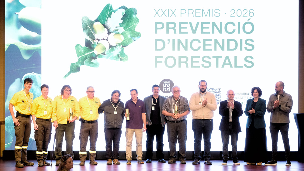Guanyadors dels Premis a la Prevenció d'Incendis Forestals 2026 i responsables de la Diputació de Barcelona. Foto: Andreu Puig / Diputació de Barcelona