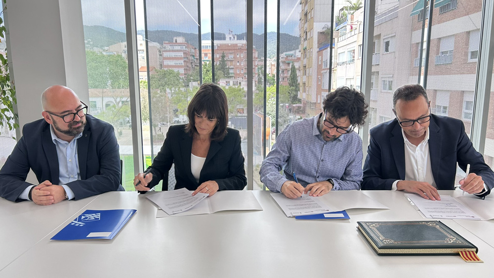 Acte de signatura del conveni per impulsar un projecte pilot a Premià de Mar per regenerar el comerç urbà. Foto: Diputació de Barcelona