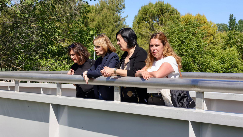 La presidenta de la Diputació de Barcelona, Lluïsa Moret, i l'alcaldessa de Vilanova del Camí, Noemí Trucharte, (les dues, al centre), visitant el Parc Fluvial del municipi. Foto: Òscar Ferrer / Diputació de Barcelona