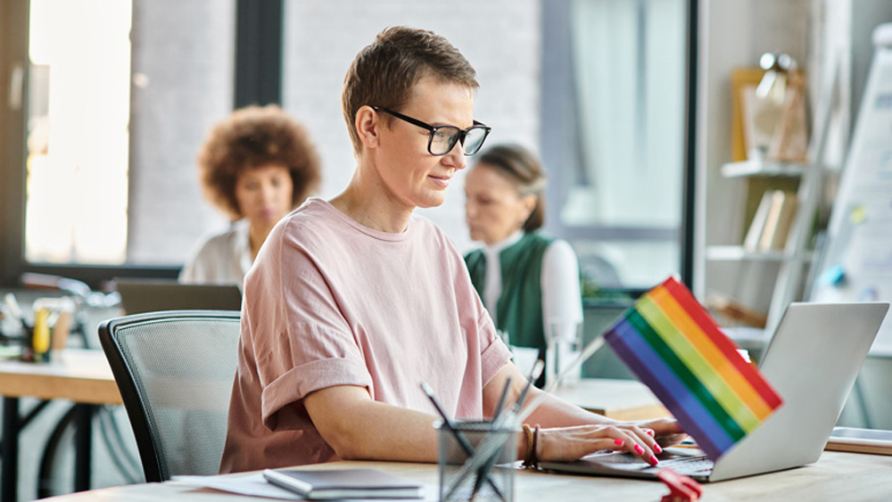 La Diputació de Barcelona ofereix un Servei de Consultes LGBTI+ per als municipis. Foto: Shutterstock.com