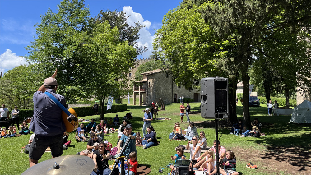 Espectacle d'una edició anterior de la Matinal de Viu el parc al Castell de Montesquiu. Foto: Diputació de Barcelona Espectacle d'una edició anterior de la Matinal de Viu el parc al Castell de Montesquiu. Foto: Diputació de Barcelona