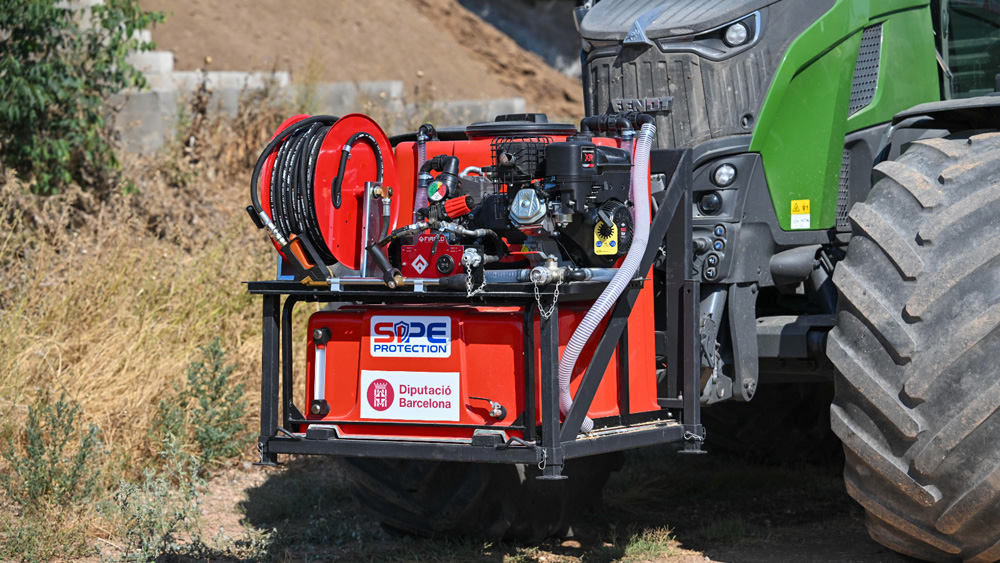Un dels kits d’extinció de primera intervenció instal·lats als tractors. Foto: Albert Canalejo