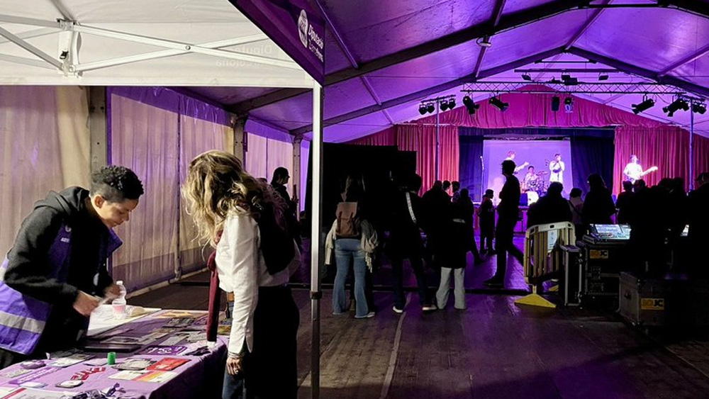 Els Punts Lila de la Diputació de Barcelona són un recurs destinat a informar, sensibilitzar i prevenir les actitud masclistes i comportaments sexistes que es produeixen en espais públics. Foto: Diputació de Barcelona Els Punts Lila de la Diputació de Barcelona són un recurs destinat a informar, sensibilitzar i prevenir les actitud masclistes i comportaments sexistes que es produeixen en espais públics. Foto: Diputació de Barcelona
