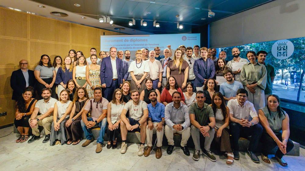 Alumnes del curs de la Diputació de Barcelona per reforçar la secretaria i la intervenció als ajuntaments de municipis amb menys habitants, amb la presidenta de la Diputació, Lluïsa Moret, i altres representants institucionals. Foto: Beth Magre / Diputació de Barcelona