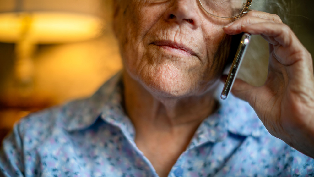 El Servei Local de Teleassistència (SLT) alerta les persones usuàries sobre els efectes de la calor, els robatoris i les estafes a l’estiu. Foto: Rawpixel.com / Shutterstock.com