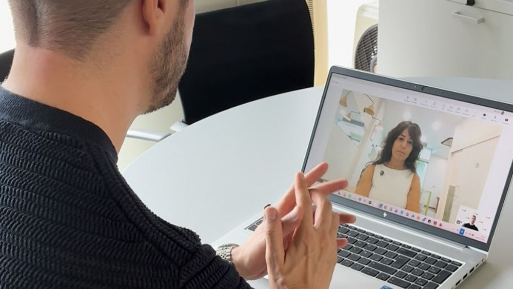Personal tècnic especialitzat de la Diputació de Barcelona atenent una videotrucada de temes de l'àmbit de consum. Foto: Diputació de Barcelona Personal tècnic especialitzat de la Diputació de Barcelona atenent una videotrucada de temes de l'àmbit de consum. Foto: Diputació de Barcelona