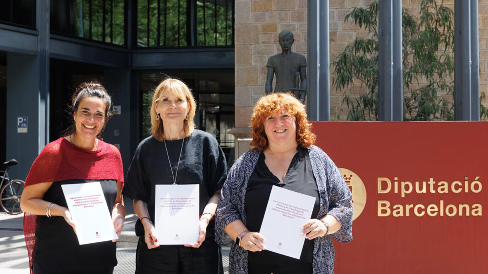 La presidenta de la Diputació de Barcelona, Lluïsa Moret (al centre), acompanyada de les diputades de l'Àrea de Feminismes i Igualtat, Raquel Albiol i Gilabert (esquerra) i Eva Soler (dreta). Foto: Òscar Ferrer / Diputació de Barcelona La presidenta de la Diputació de Barcelona, Lluïsa Moret (al centre), acompanyada de les diputades de l'Àrea de Feminismes i Igualtat, Raquel Albiol i Gilabert (esquerra) i Eva Soler (dreta). Foto: Òscar Ferrer / Diputació de Barcelona