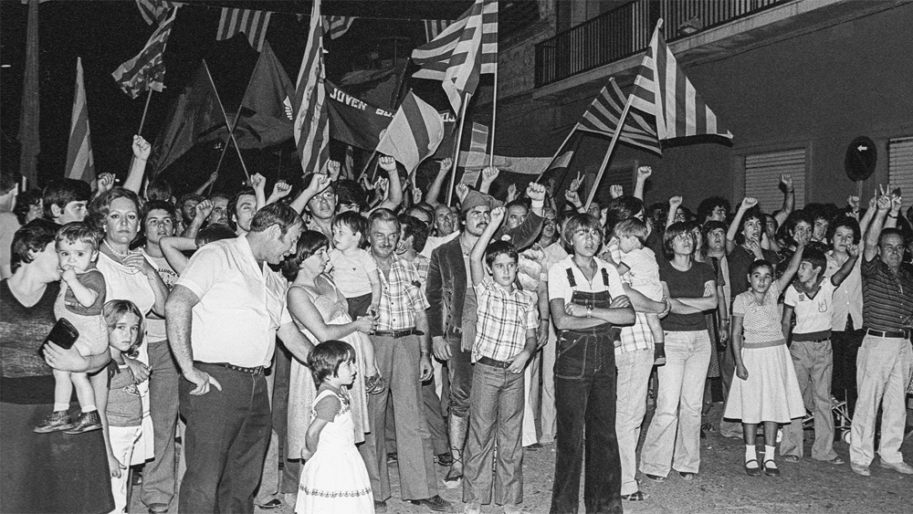 Ciutadania aplegada a la Plaça de la Vila de Viladecans, l’11 de setembre de 1977. Foto: Anton Muns González. AMVA (Fons Jaume Muns González. Museu de Viladecans) Ciutadania aplegada a la Plaça de la Vila de Viladecans, l’11 de setembre de 1977. Foto: Anton Muns González. AMVA (Fons Jaume Muns González. Museu de Viladecans)