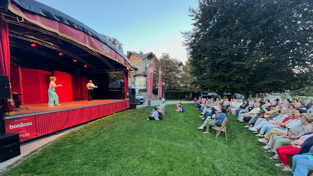 LES ARTS EN MARXA és un projecte itinerant impulsat per Anexa que porta espectacles professionals a municipis sense infraestructura teatral estable. LES ARTS EN MARXA és un projecte itinerant impulsat per Anexa que porta espectacles professionals a municipis sense infraestructura teatral estable.