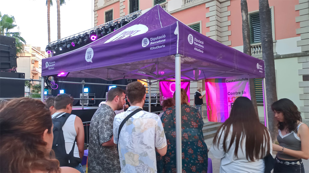 Els Punts Lila informen, sensibilitzen i prevenen de les actitud masclistes i comportaments sexistes que es produeixen en espais públics. Foto: Diputació de Barcelona Els Punts Lila informen, sensibilitzen i prevenen de les actitud masclistes i comportaments sexistes que es produeixen en espais públics. Foto: Diputació de Barcelona
