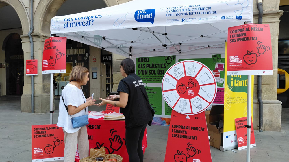 La Diputació de Barcelona lliura bosses reutilitzables als paradistes de mercats no sedentaris per reduir el consum de plàstic d’un sol ús. Foto: Diputació de Barcelona