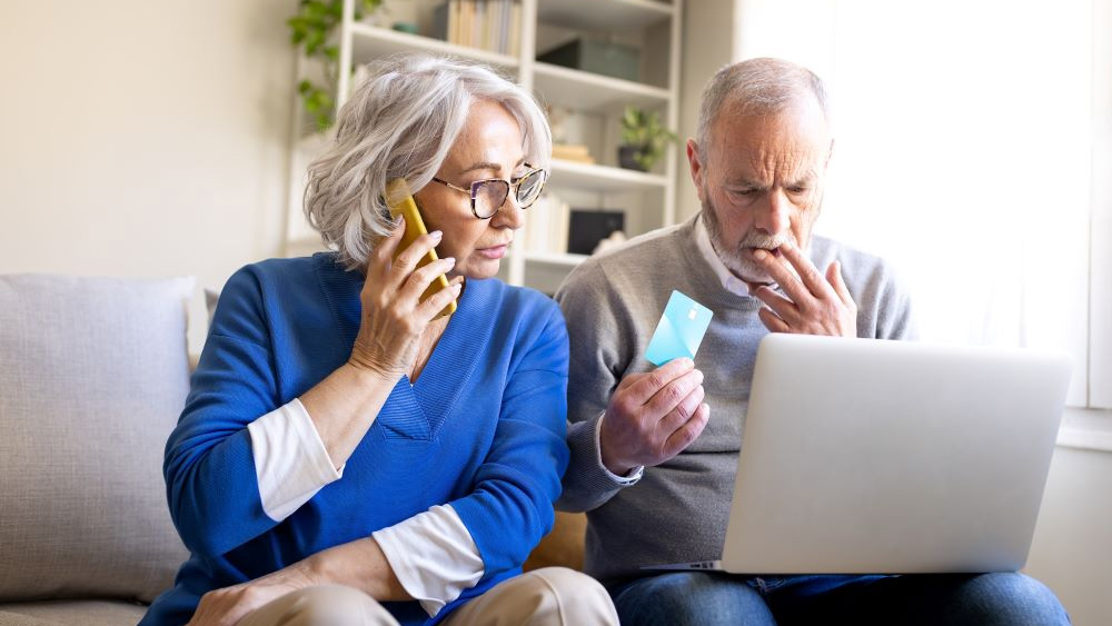 La Diputació de Barcelona alerta sobre els fraus digitals i l’exclusió financera que afecten les persones grans. Foto: DanielHoz/Shutterstock.com La Diputació de Barcelona alerta sobre els fraus digitals i l’exclusió financera que afecten les persones grans. Foto: DanielHoz/Shutterstock.com