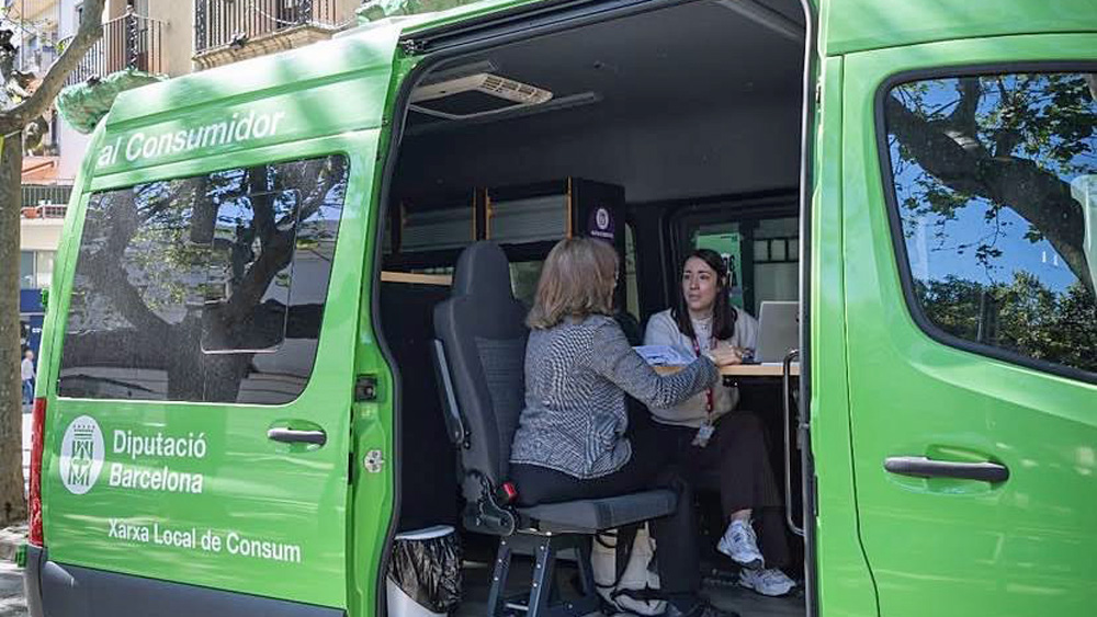 Una UMIC atenent una consulta. Foto: Diputació de Barcelona Una UMIC atenent una consulta. Foto: Diputació de Barcelona