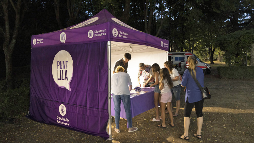 Els Punts Lila estan destinats a informar, sensibilitzar i prevenir les actitud masclistes i comportaments sexistes que es produeixen en espais públics. Foto: Diputació de Barcelona Els Punts Lila estan destinats a informar, sensibilitzar i prevenir les actitud masclistes i comportaments sexistes que es produeixen en espais públics. Foto: Diputació de Barcelona