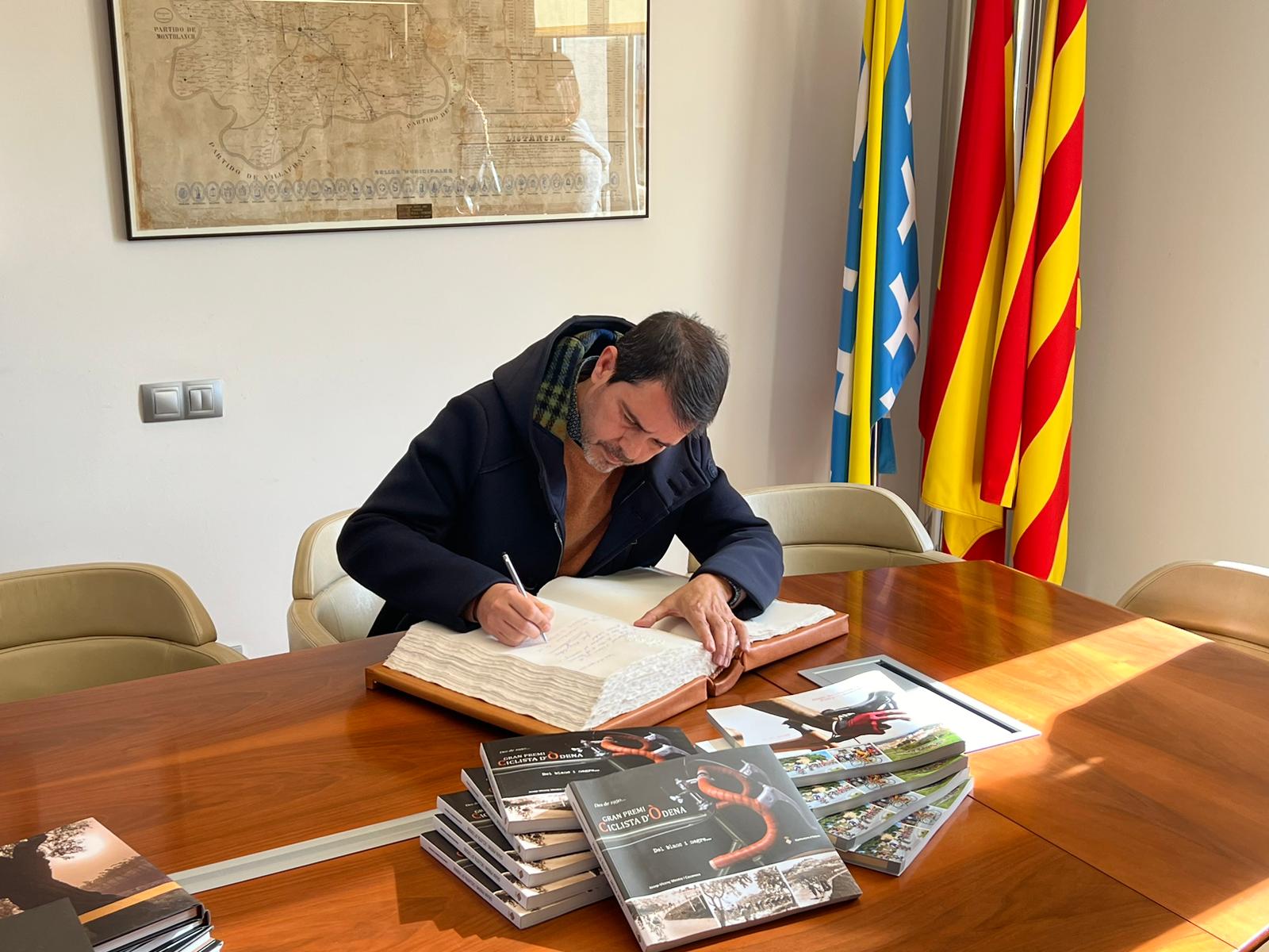 Marc Castells signant el Llibre d'Honor de l'Ajuntament d'Òdena després de visitar la fira Baronia Marc Castells signant el Llibre d'Honor de l'Ajuntament d'Òdena després de visitar la fira Baronia