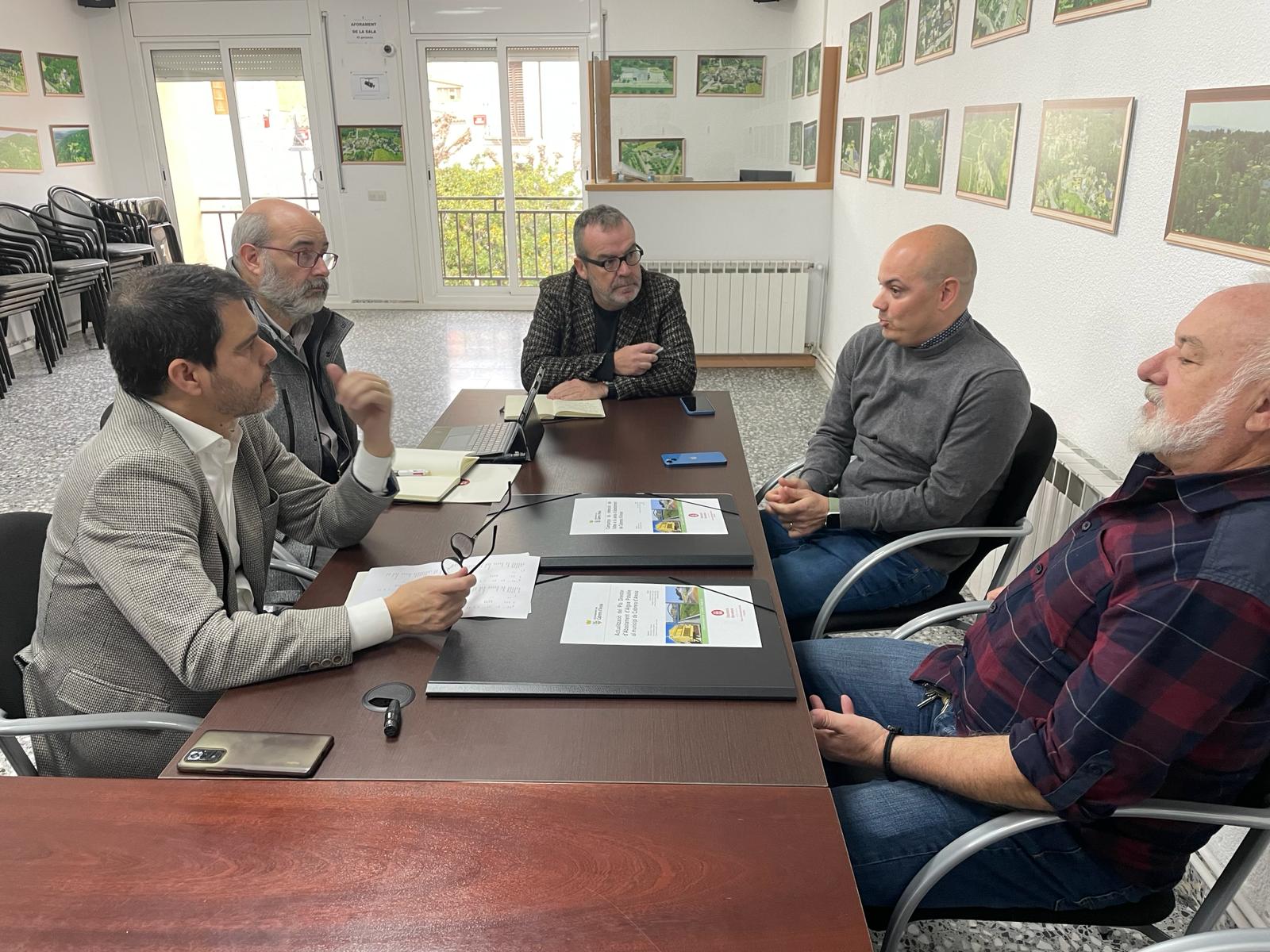 Marc Castells, acompanyat per tècnics de la Diputació, conversant amb l'alcalde de Cabrera d'Anoia, Joan Díaz i el regidor Sergio Muñoz Marc Castells, acompanyat per tècnics de la Diputació, conversant amb l'alcalde de Cabrera d'Anoia, Joan Díaz i el regidor Sergio Muñoz
