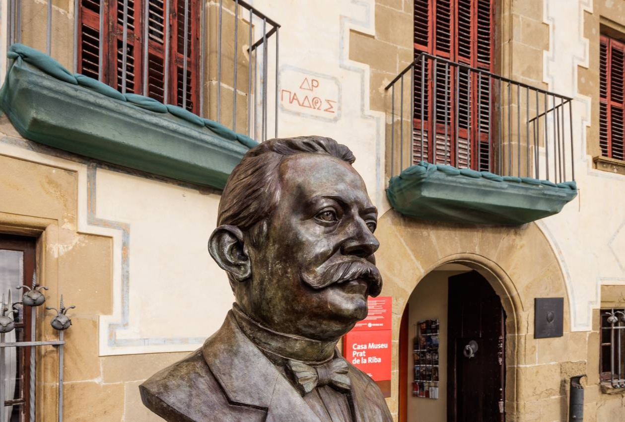 Bust a l'exterior de la Casa Museu Prat de la Riba