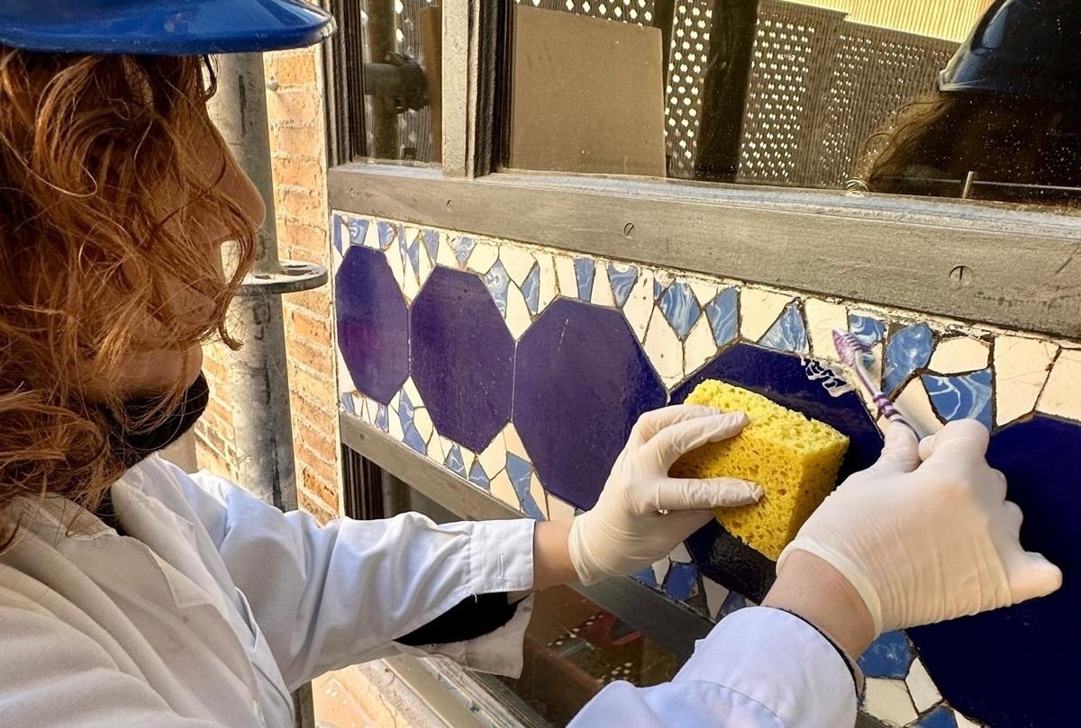 Restauració de peces ceràmiques al Palau Güell