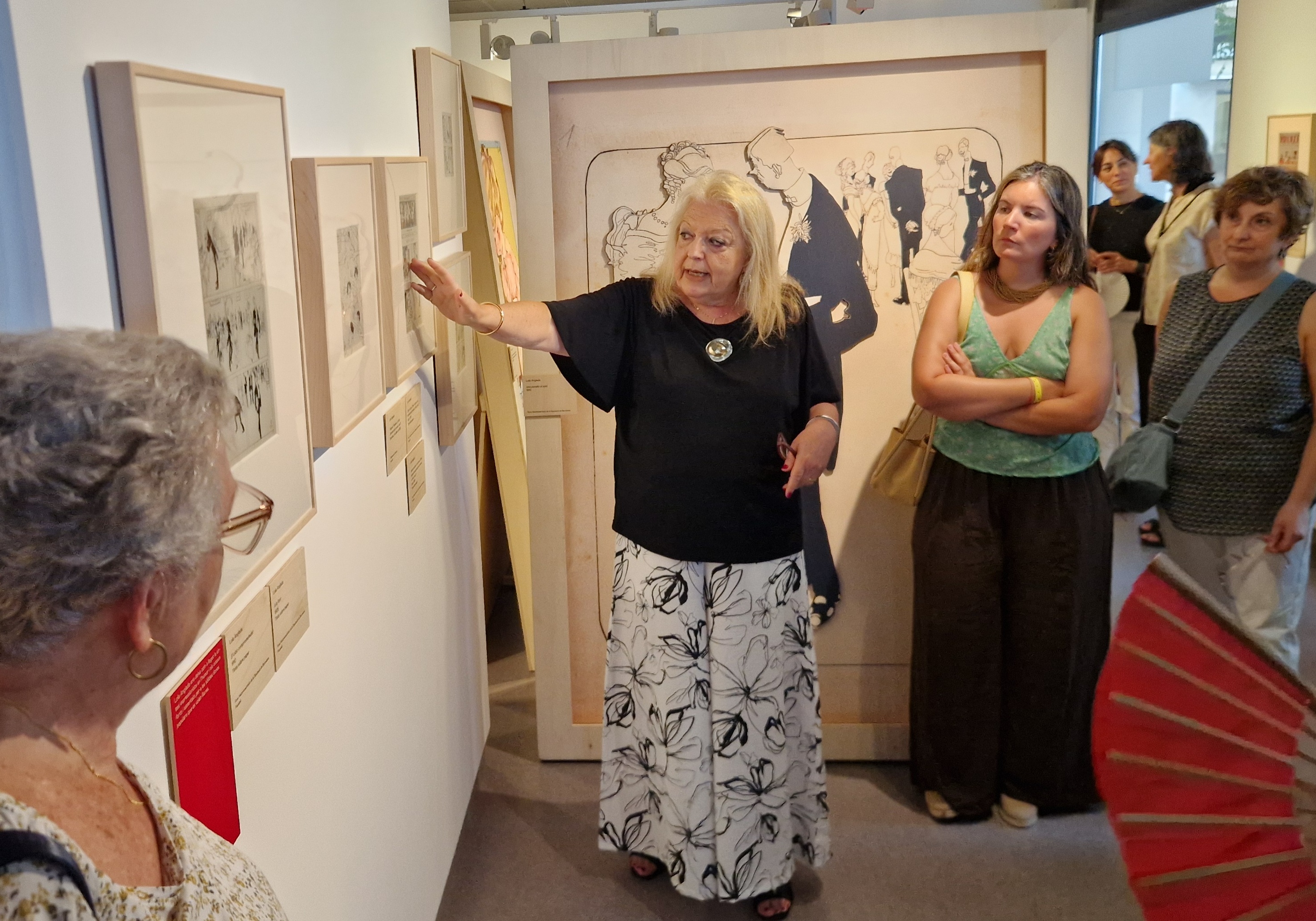 La comissària Marika Vila a l'exposició