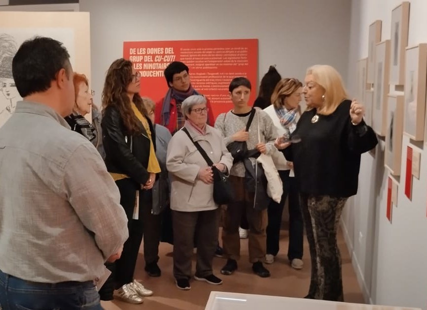 La comissària Marika Vila a l'exposició