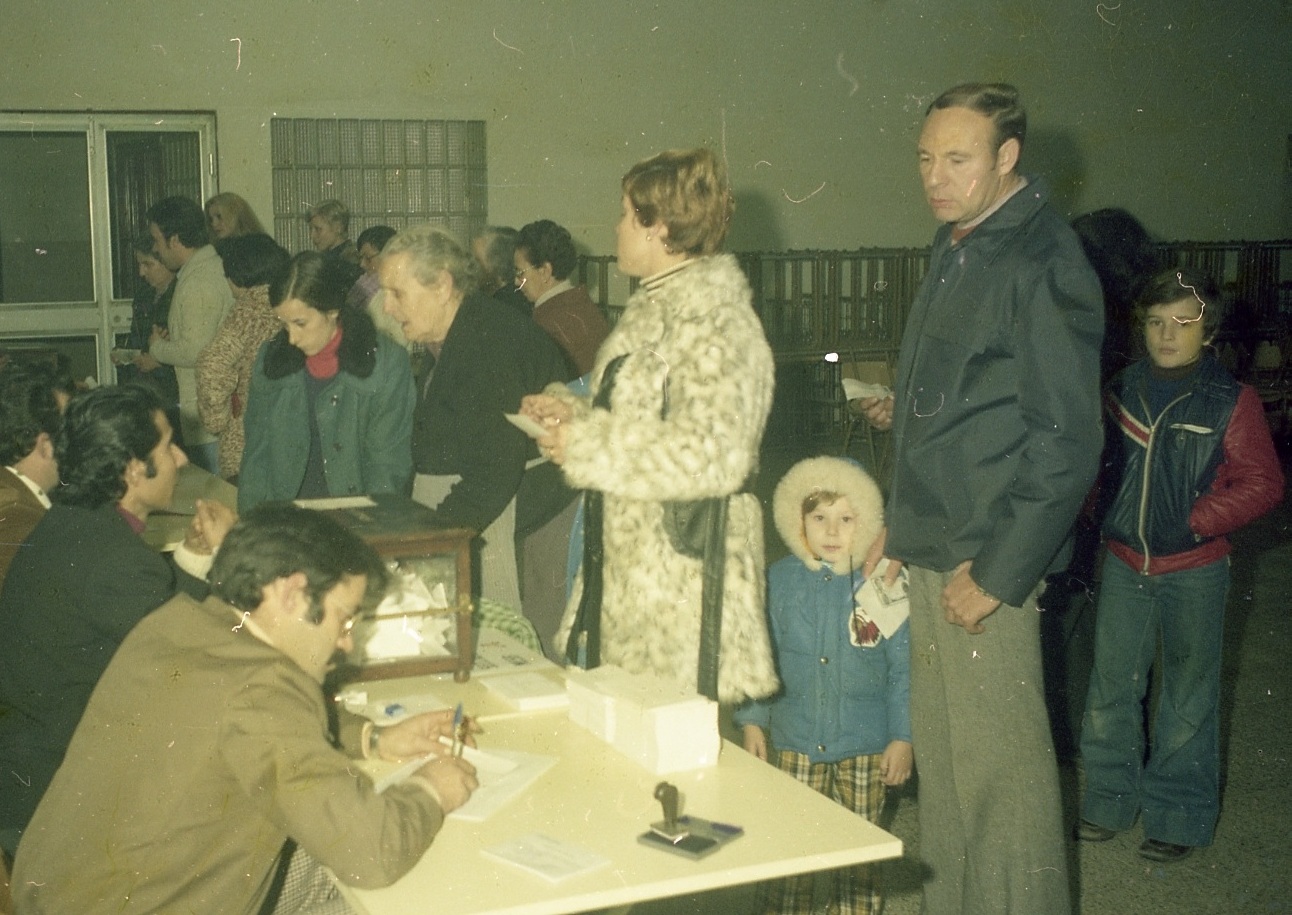 Mesa electoral a Badalona, 1976