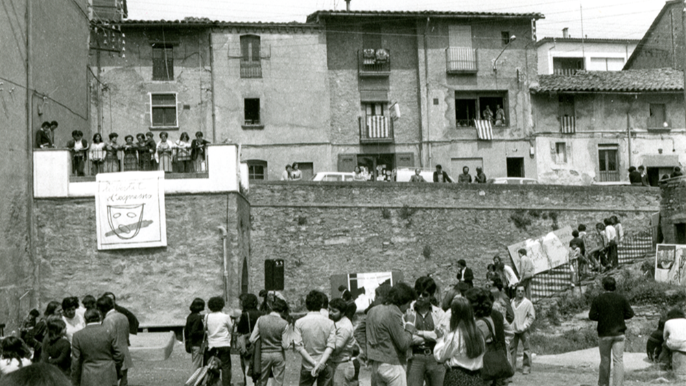 Trobada de poetes a la Plaça de les Tres Fonts